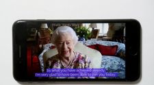 Prima apariție într-o conferință video pentru Regina Elisabeta a II-a. Imaginile care au făcut înconjurul lumii