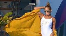 Jennifer Lopez, în costum de baie la 50 de ani. Cum arată diva latino