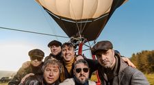 Trupa Zdob și Zdub sărbătorește 30 de ani de la înființare. După călătoria cu trenulețul spre Eurovision, artiștii se pregătesc pentru un turneu simbolic în jurul lumii