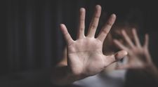 Mai mulți foști angajați ai unui salon de coafură, forțați să se dezbrace și bătuți cu biciul pentru a-și „îmbunătăți abilitățile”