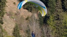 Momentul în care o parapantistă e lovită de un avion. Femeia a vrut să-și serbeze ziua de naștere cu un zbor cu parapanta