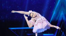 Românii au talent 2020 - Veronica Khistova, balerina care dansează în mâini