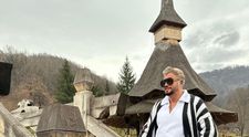 Cătălin Botezatu, luat la zor pentru cum și-a făcut apariția la mănăstire: „Asta-i ținută de mers la Sfânta Biserică?!”. Designer-ul nu a impresionat cu vestimentația aleasă