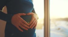 La 62 de ani, o femeie a decis să își vindece durerea pierderii unui fiu, alegând să devină din nou mamă. Decizia ei a stârnit controverse