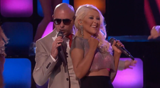 Christina Aguilera, sexy intr-o fusta mulata si sutien roz in finala 