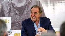 Oliver Stone a dezvăluit că și-a făcut vaccinul rusesc anti-coronavirus. „Nu știu dacă va funcționa”