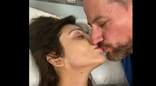 Deși suferă de o boală incurabilă, soția unui star de la Hollywood tocmai a născut primul copil al cuplului: ”Am auzit că alăptarea ar trebui să ajute...”