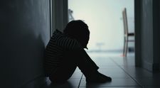 Caz revoltător! O mamă și-a forțat fiul înfometat să bea șapte litri de apă pe zi! Cât a ajuns să cântărească copilul