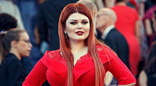 Un model plus-sized a fost lasata dezbracata la Festivalul de Film de la Cannes