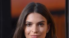 Aparitie incendiara pentru Emily Ratajkowski. Cum a aparut vedeta la plaja, intr-un costum de baie minuscul 