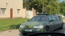 Un ucrainean și-a transformat limuzina într-un vehicul militar. Ce reacții a stârnit