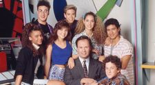 „Salvați de clopoțel” revine în această vară, după 30 de ani de pauză. Cine joacă în noua serie