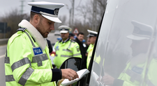 Un șofer care a rămas fără permis de conducere a pretins Poliției să i-l restituie de Moș Nicolae
