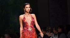 Irina Shayk, apariție incendiară la show-ul lui Thierry Mugler. Ce ținută a purtat rusoaica pe podium