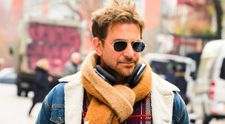 Criza vârstei mijlocii lovește puternic! După operațiile estetice controversate, Bradley Cooper a apărut vopsit cu șuvițe blonde