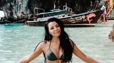„Cât de bine arăți!” Corina Caragea se relaxează pe plajele din Thailanda și i-a bucurat pe fani cu noi poze în costum de baie