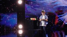 Andreas Frigură a dovedit că nu are emoții pe scenă! Puștiul de 9 ani, deși nu a reușit să se califice în etapa următoare, i-a cucerit pe jurați cu umorul lui. Motivul pentru care Dragoș Bucur nu i-a oferit marele „DA”: „E clar că nu ești cel mai rapid copil”