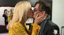 Johnny Depp, sărutat pe gură de o blondă divorțată și cu doi copii. Cine e femeia