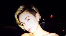 Topless, cu dinti falsi si peruca. Imaginea cu care Miley Cyrus si-a ingrozit fanii