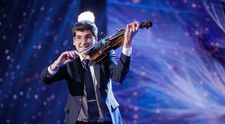Românii au talent 2025, 7 februarie. Seby de la Galați, băiatul de 15 ani care a cântat la vioară muzică lăutărească și a ridicat sala în picioare. Dragoș Bucur: „În timp ce cânți, pui tot sufletul”
