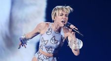 Miley Cyrus a aparut aproape dezbracata pe scena, dar nimeni nu s-a uitat la ea. Ce se intampla in spatele vedetei, la American Music Awards