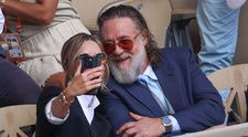 E îndrăgostit lulea de iubita cu 19 ani mai tânără! Russell Crowe, selfie-uri romantice și paradă de gesturi tandre în tribune la Roland-Garros