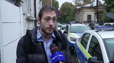 Toto Dumitrescu, gest bizar în fața Judecătoriei! Nu a ținut cont că e filmat și s-a exteriorizat în fața unei domnișoare. Ce s-a întâmplat, în timp ce camerele erau pe el