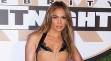 Jennifer Lopez, intr-o tinuta super sexy si, in acelasi timp, de un bun gust desavarsit. Rochia este creatia unei romance: FOTO