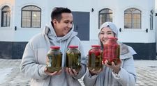 Au o casă ca un palat, dar să vezi cum arată beciul cu provizii. Postarea lor a stârnit comentarii amuzante pe internet: „Ăstă nu e beci, e un adevărat magazin”