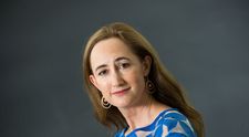 Sophie Kinsella a murit la 55 de ani. Romanul său, care a fost ecranizat, „Mă dau în vânt după cumpărături”, s-a vândut în milioane de exemplare