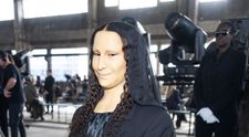 Stupoare în public: “Mona Lisa” și-a făcut apariția la o prezentare de modă. Cine e personajul din spatele costumului, care impresionează cu transformările sale ultra realiste