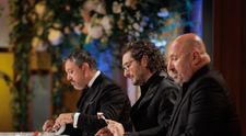 Finala MasterChef România, 16 decembrie 2025. Se dă startul primei degustări. Deși preparatele arată bine, finaliștii nu au făcut cele mai inspirate combinații: „Fix ce îmi era frică aia s-a întâmplat”. Gina Pistol, anunț surpriză la finalul jurizării
