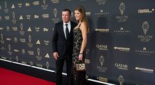 Nu s-au ascuns de paparazzi! Ea are 26 de ani și este o blondă râvnită de toți bărbații, iar el are 64 de ani și 5 divorțuri la activ. Formează cel mai nou cuplu din showbiz