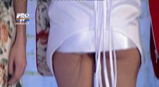 VIDEO. Designeri celebri au transformat Happylica in haine. Pentru unele rochii, <span style=