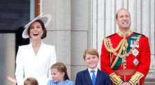 A fost publicat noul portret al Familiei Regale Britanice. Meghan Markle și Prințul Harry lipsesc din fotografie