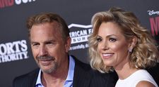 La mai puțin de doi ani de la divorț, fosta soție a lui Kevin Costner s-a recăsătorit cu prietenul actorului. Primele imagini de la nuntă