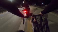 Moment incredibil in trafic! Ce face un biciclist cand ii taie calea un sofer agresiv pe scuter - VIDEO