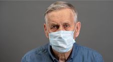 Un pensionar de 103 ani parcurge distanța unui maraton ca să strângă fonduri ce vor fi folosite în lupta împotriva Covid-19