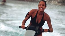 Alicia Vikander preia cel mai sexy rol al Angelinei Jolie. Cum arata in postura de Lara Croft