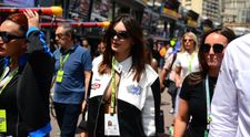 Emily Ratajkowski, actrița cu cei mai frumoși sâni naturali, apariție dezinhibată pe circuitul de Formula 1 de la Monaco! Vedeta a purtat doar un sutien de baie pe sub geaca de piele