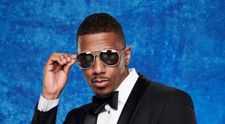 “Poate lăsa o femeie însărcinată de la distanță!” Nick Cannon, într-o pereche de pantaloni mult prea mulați