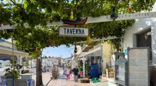 Cum recunoști o tavernă autentică în Grecia. Semnele care îți arată că vei mânca precum localnicii, nu într-un restaurant pentru turiști