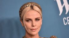Charlize Theron și imaginile pe care le-ar vrea șterse de pe net! Paparazzi au surprins-o cu fusta ridicată de vânt