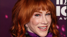 La 65 de ani, Kathy Griffin tocmai s-a afișat cu iubitul în vârstă de 22 de ani! ”Joac-o pe asta, internetule!”. Cum arată tânărul cu 43 de ani mai mic decât ea