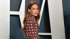 Riley Keough, nepoata lui Elvis Presley, are o meserie rară: moașă pentru moarte