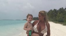 Katie Price, cea mai controversată mamă: fiicele ei se machiază și poartă tocuri încă de la 5 ani