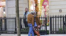 A dus-o la shopping de lux la Paris, apoi s-au sărutat pe stradă sub privirile trecătorilor! Celebrul artist care vine în vară la Untold, primele imagini cu noua iubită