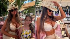 Bianca Drăgușanu, siluetă de sirenă pe litoral. Vedeta a pozat alături de fiica ei