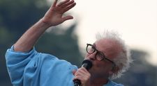 Wow! Un cântăreț, celebru în anii 2000, a apărut pe scena unui festival și nimeni nu l-a recunoscut. Poți ghici cine e?