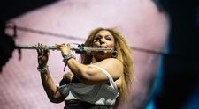 Cea mai controversată apariție de pe scena Coachella: Lizzo a slăbit 30 de kg și și-a etalat noile forme într-un costum minuscul, dansând provocator. Fanii: “E prea mult!”